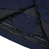 Detail der Innenseite einer dunkelblauen Jacke mit Markenlogo.