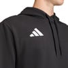 Schwarzer Hoodie mit Adidas-Logo auf der Brust.