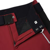 Detail einer Herrenhose mit rotem und schwarzem Bund und Reißverschluss.