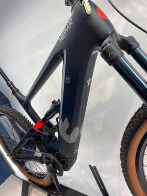 Detail eines E-Mountainbikes mit HEPHA-Logo und Dämpfer. Detail eines E-Mountainbikes mit HEPHA-Logo und Dämpfer.