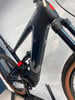 Detail eines E-Mountainbikes mit HEPHA-Logo und Dämpfer.