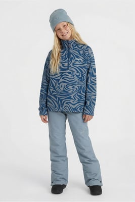 Mädchen in blauer Winterjacke mit Aufdruck und blauer Hose, trägt eine Mütze. Mädchen in blauer Winterjacke mit Aufdruck und blauer Hose, trägt eine Mütze.