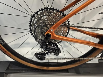 GRX-Schaltwerk an einem orangefarbenen Fahrrad mit Kassette und Kette. GRX-Schaltwerk an einem orangefarbenen Fahrrad mit Kassette und Kette.