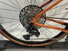 GRX-Schaltwerk an einem orangefarbenen Fahrrad mit Kassette und Kette.