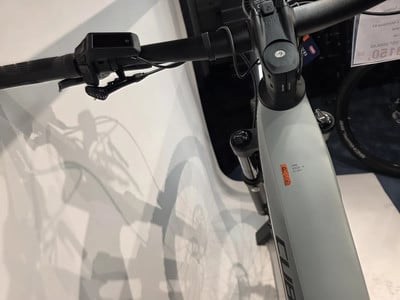 Detail des Lenkers und Displays eines E-Bikes mit sichtbaren Schatten im Hintergrund. Detail des Lenkers und Displays eines E-Bikes mit sichtbaren Schatten im Hintergrund.