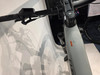 Detail des Lenkers und Displays eines E-Bikes mit sichtbaren Schatten im Hintergrund.