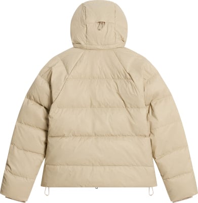 Rückansicht einer beige gesteppten Daunenjacke mit Kapuze und Kordelzug. Rückansicht einer beige gesteppten Daunenjacke mit Kapuze und Kordelzug.