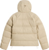 Rückansicht einer beige gesteppten Daunenjacke mit Kapuze und Kordelzug.