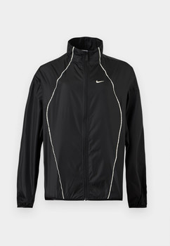 Fekete Nike dzseki világos szegéllyel és logóval.