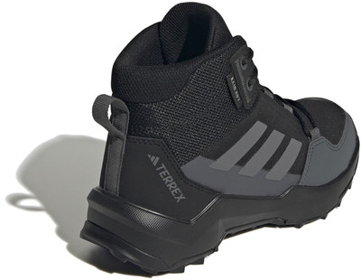 Fekete Adidas Terrex túracipő szürke csíkokkal és logóval. Fekete Adidas Terrex túracipő szürke csíkokkal és logóval.
