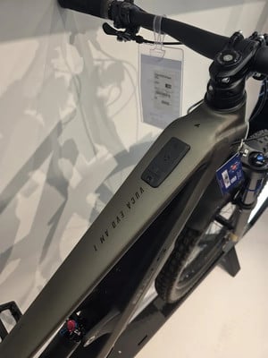 Rahmendetail eines E-Bikes mit der Aufschrift VUCA EVO AM 1 und Bedieneinheit. Rahmendetail eines E-Bikes mit der Aufschrift VUCA EVO AM 1 und Bedieneinheit.