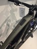 Rahmendetail eines E-Bikes mit der Aufschrift VUCA EVO AM 1 und Bedieneinheit.