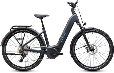 Modernes graues Cube E-Bike mit Gepäckträger und Schutzblechen. Modernes graues Cube E-Bike mit Gepäckträger und Schutzblechen.