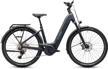 Modernes graues Cube E-Bike mit Gepäckträger und Schutzblechen.