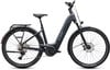 Modernes graues Cube E-Bike mit Gepäckträger und Schutzblechen.