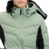 Damen-Daunenjacke in Hellgrün mit schwarzen Einsätzen und Pelzbesatz.