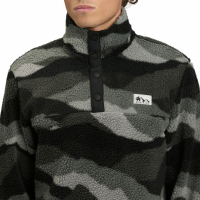 Fleecejacke mit Camouflage-Muster und Druckknöpfen. Fleecejacke mit Camouflage-Muster und Druckknöpfen.
