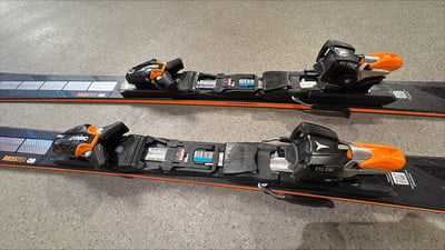 Zwei Atomic Redster Q9 Ski mit X12 GW Bindung auf grauem Untergrund.