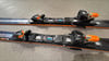 Zwei Atomic Redster Q9 Ski mit X12 GW Bindung auf grauem Untergrund.