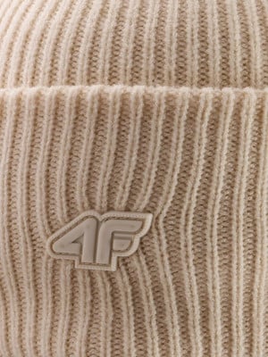 Eine beige Strickmütze mit dem weißen 4F-Logo.