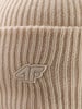 Eine beige Strickmütze mit dem weißen 4F-Logo.