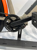 Nahaufnahme eines E-Bikes mit Kette und Bosch-Kurbel.