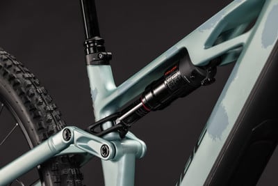 Detail des Hinterbau-Federungssystems eines Mountainbikes mit RockShox-Dämpfer. Detail des Hinterbau-Federungssystems eines Mountainbikes mit RockShox-Dämpfer.