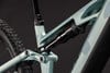 Detail des Hinterbau-Federungssystems eines Mountainbikes mit RockShox-Dämpfer.
