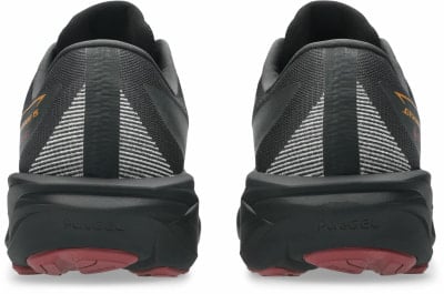 Rückansicht von schwarzen Laufschuhen mit roter Sohle und PureGEL-Logo.