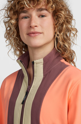 Detail eines Damen-Fleece-Oberteils mit hohem Kragen und Farbstreifen. Detail eines Damen-Fleece-Oberteils mit hohem Kragen und Farbstreifen.