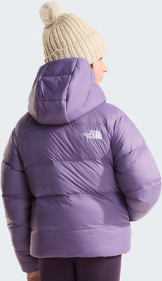 Rückansicht eines Mädchens in einer lila Daunenjacke und einer beigen Strickmütze.