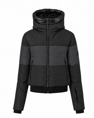 Schwarze Winterjacke mit Kapuze und Farbblöcken, Reißverschluss.