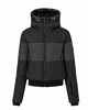Schwarze Winterjacke mit Kapuze und Farbblöcken, Reißverschluss.