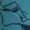 Detail einer Strickware mit dunkelblauem Karomuster auf türkisfarbenem Grund.