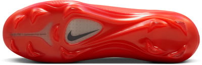 Rote Sohle eines Nike Fußballschuhs mit Logo und 'FLYLIGHT'-Schriftzug. Rote Sohle eines Nike Fußballschuhs mit Logo und 'FLYLIGHT'-Schriftzug.