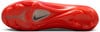 Rote Sohle eines Nike Fußballschuhs mit Logo und 'FLYLIGHT'-Schriftzug.