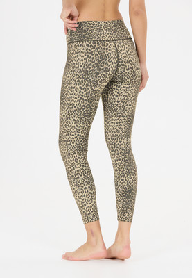 Eine Frau in einer leopardgemusterten High-Waist-Leggings auf weißem Hintergrund. Eine Frau in einer leopardgemusterten High-Waist-Leggings auf weißem Hintergrund.