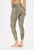 Eine Frau in einer leopardgemusterten High-Waist-Leggings auf weißem Hintergrund.