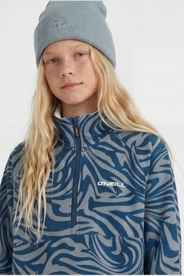 Mädchen mit blonden Haaren in blauer Mütze und bedrucktem Pullover Mädchen mit blonden Haaren in blauer Mütze und bedrucktem Pullover