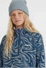 Mädchen mit blonden Haaren in blauer Mütze und bedrucktem Pullover