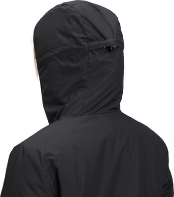 Rückansicht einer Person in einer schwarzen Kapuzenjacke, Detail von Nacken und Schultern. Rückansicht einer Person in einer schwarzen Kapuzenjacke, Detail von Nacken und Schultern.