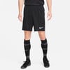 Ein Mann in schwarzen Fußballshorts und Socken mit Nike-Logo.