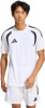 Ein Mann in einem weißen Fußballtrikot und Shorts mit schwarzen Adidas-Streifen.