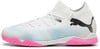 Weißer Puma-Fußballschuh mit pinker Sohle und schwarzem Logo.