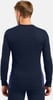 Rückansicht eines Mannes in einem dunkelblauen Langarmshirt mit Seitenpaneelen.