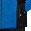 Blaue Jacke mit schwarzen Details und einer Reißverschlusstasche, in die jemand seine Hand steckt.