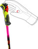 Ein Skistock mit Griff und Handschlaufe in der Hand, mit farbigem Design.