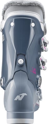 Rückansicht eines grauen Nordica J4 Skischuhs für Damen mit rosa Akzenten. Rückansicht eines grauen Nordica J4 Skischuhs für Damen mit rosa Akzenten.