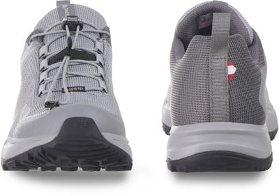 Graue Outdoor-Schuhe mit Schnellverschluss und Gore-Tex-Membran. Graue Outdoor-Schuhe mit Schnellverschluss und Gore-Tex-Membran.