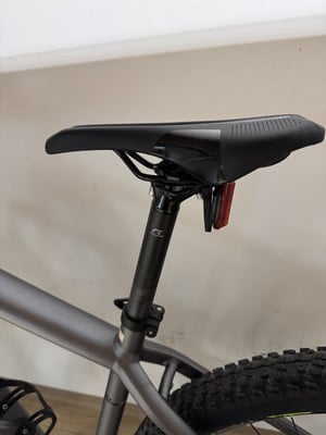 Fahrradsattel mit rotem Reflektor hinten. Fahrradsattel mit rotem Reflektor hinten.